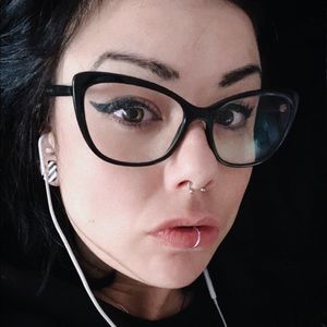 Meet your Posher, Holly